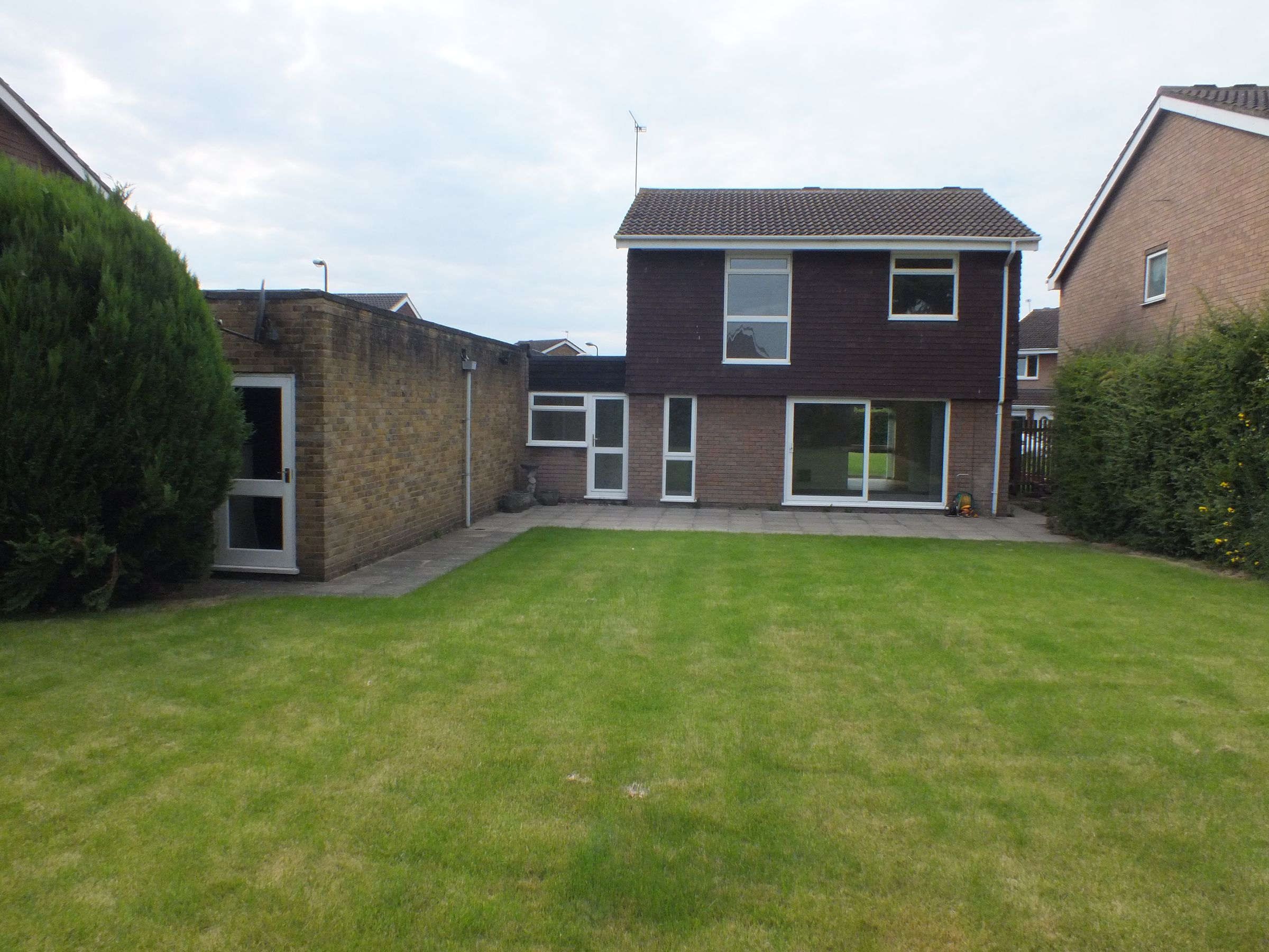 4 bed end terrace house to rent in Gilmore Close, Langley, Slough SL3