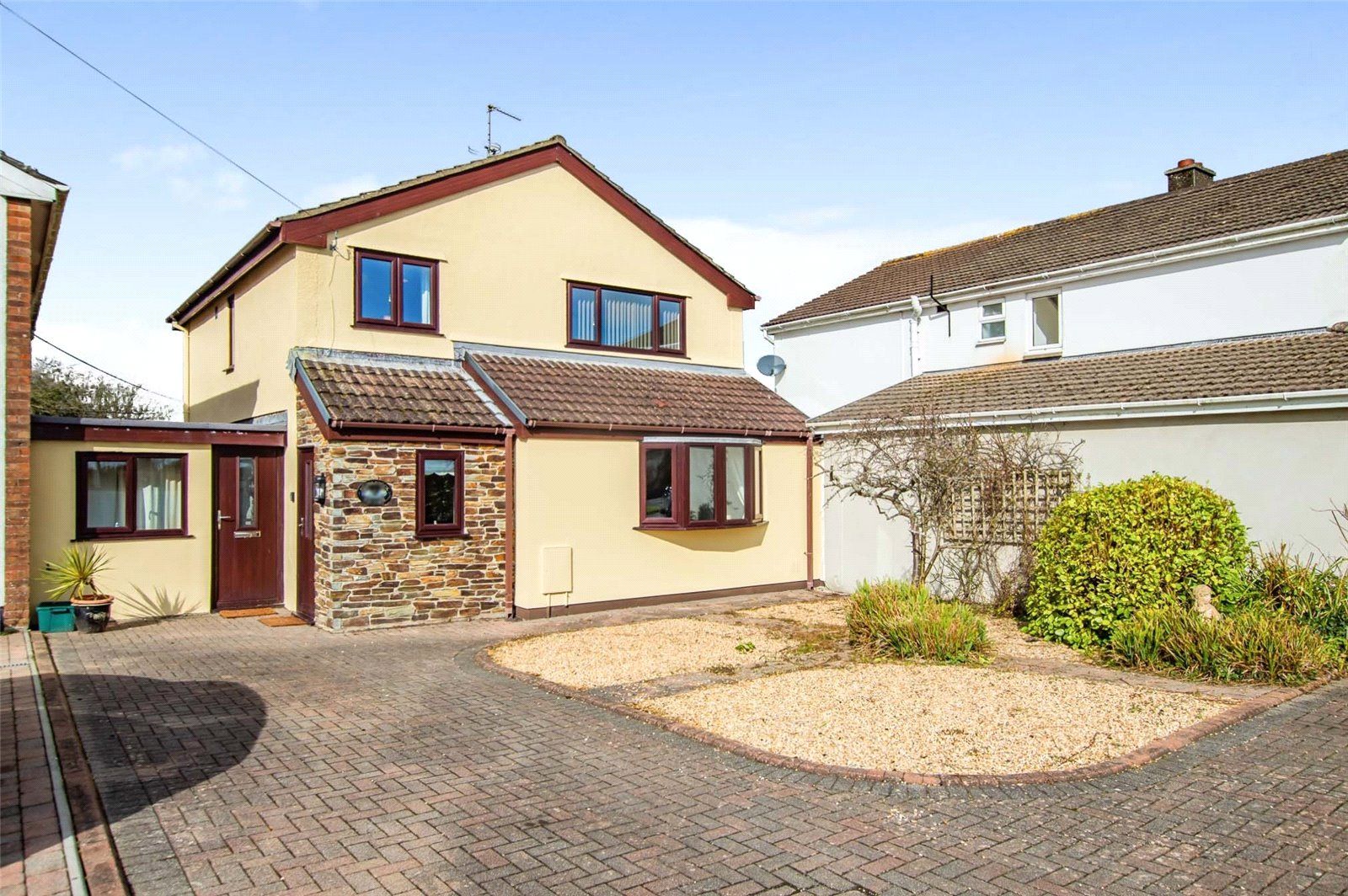 4 bed linkdetached house for sale in Knightston Close, New Hedges