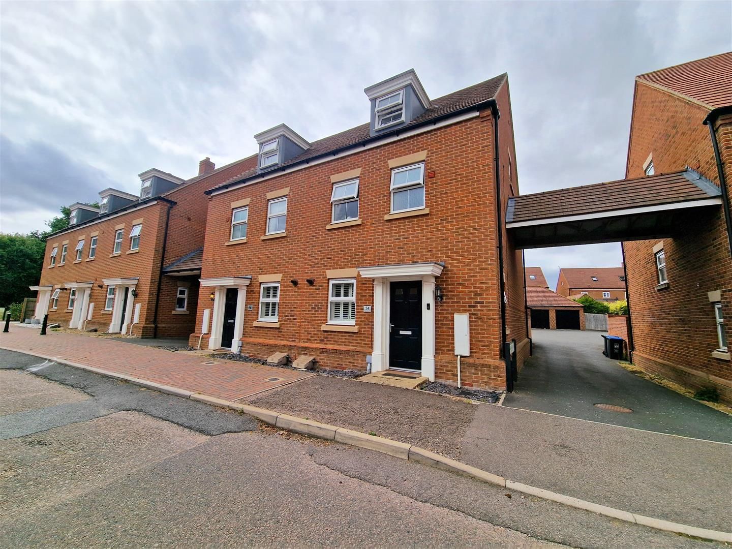 3 bed semidetached house for sale in Shearwater Road, Apsley, Hemel