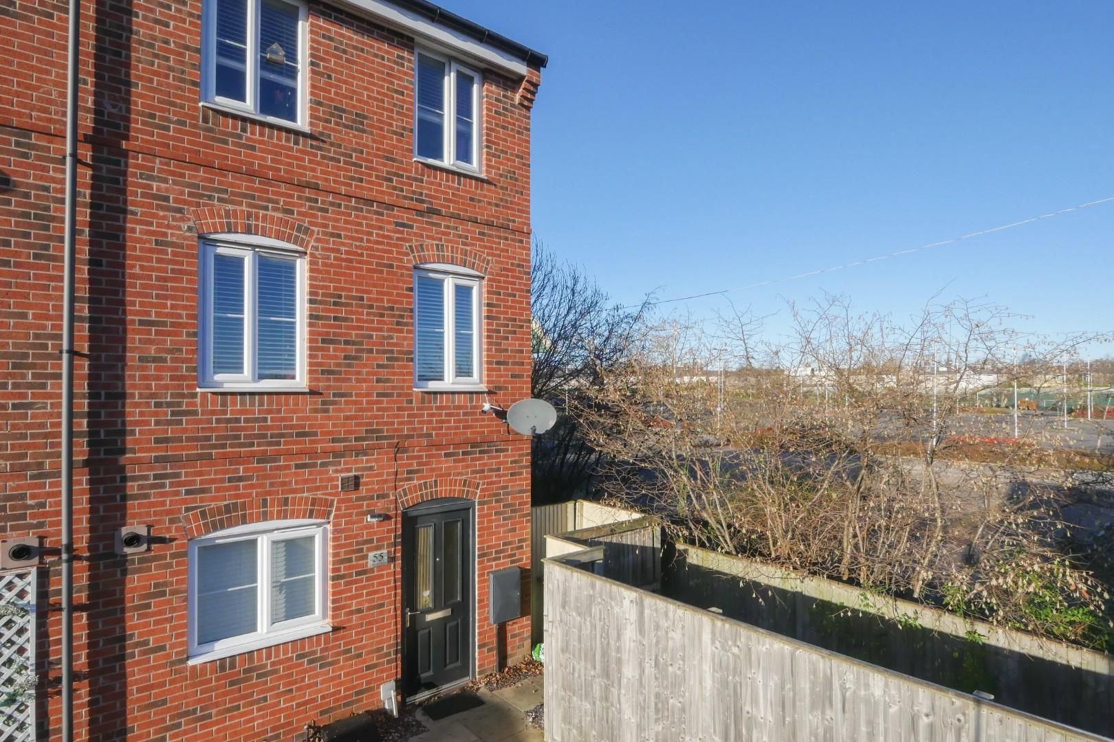 4 bed town house for sale in Carrick Drive, Thornbury, Bradford BD3