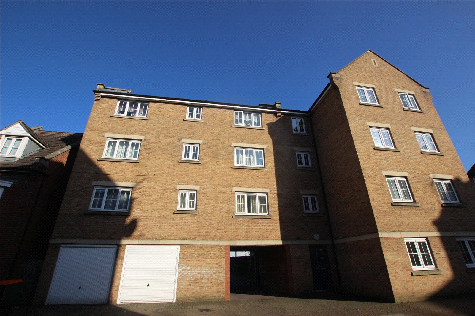 2 bed flat to rent in Luton Road, Dunstable, Bedfordshire LU5 Zoopla