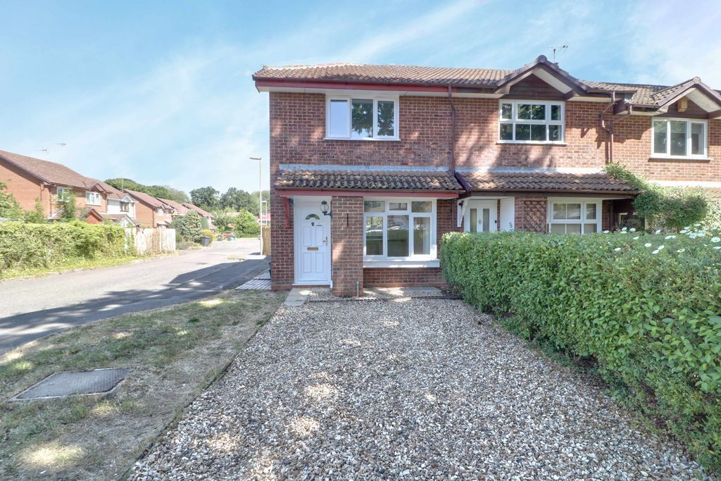 2 bed end terrace house for sale in Catkin Close, Chineham, Basingstoke