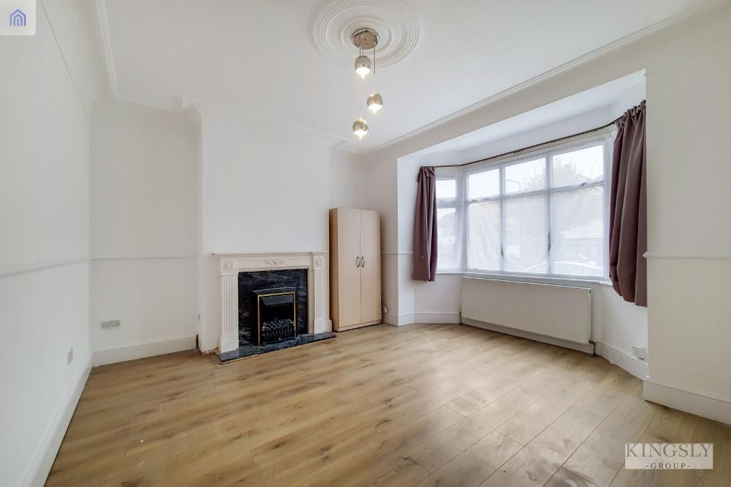 3 bed property for sale in Windermere Gardens, Redbridge, London IG4