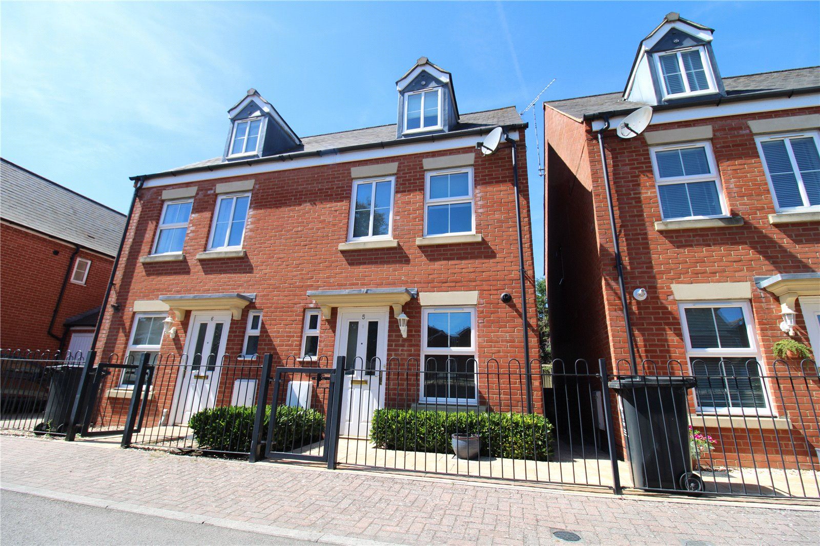 3 Bed Semi detached House For Sale In The Shearings Old Town Swindon 