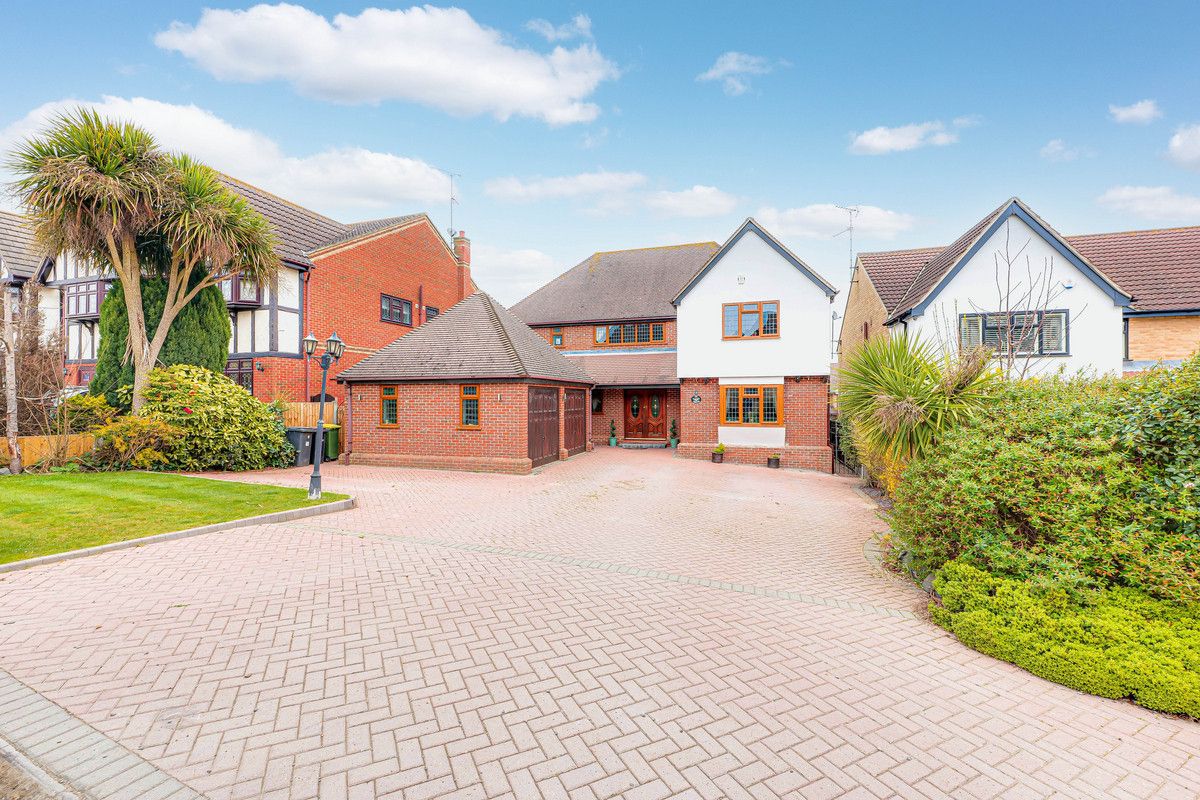 4 bed detached house for sale in Nore Road, LeighOnSea SS9 Zoopla