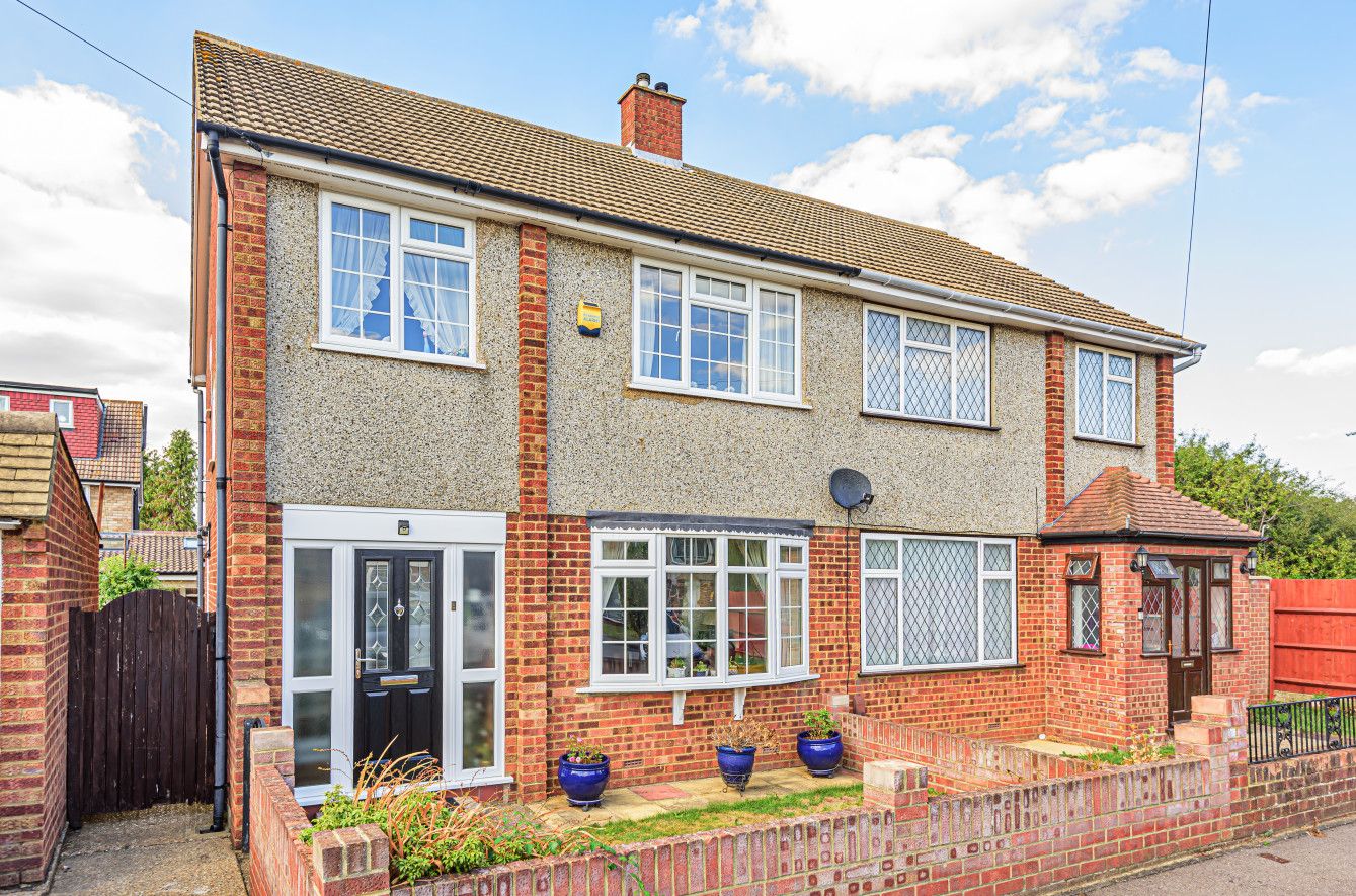 3 bed semidetached house for sale in Ullswater Close, Hayes, Middlesex