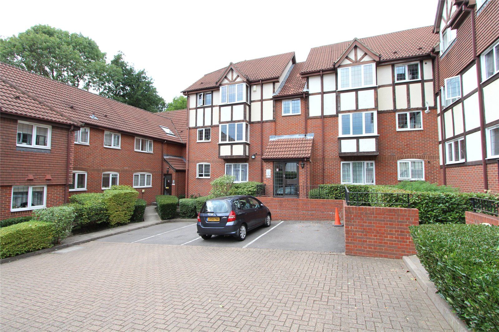 2 bed flat to rent in Balmoral Court, Priory Field Drive, Edgware HA8