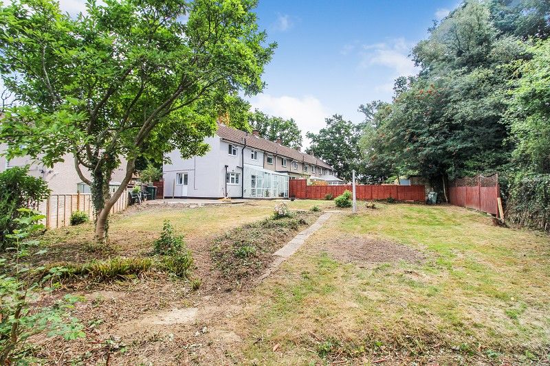 3 bed end terrace house for sale in Cloverlands, Crawley, West Sussex