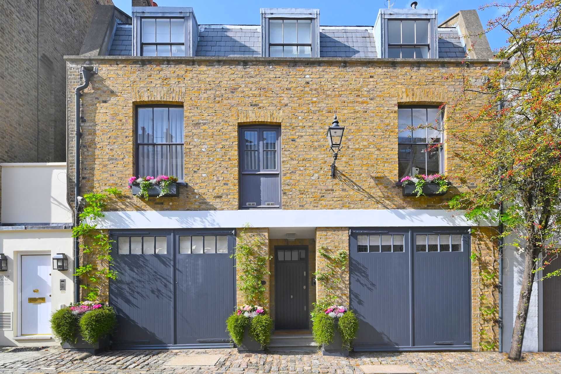 3 bed mews house for sale in Belgrave Mews South, Belgravia, London