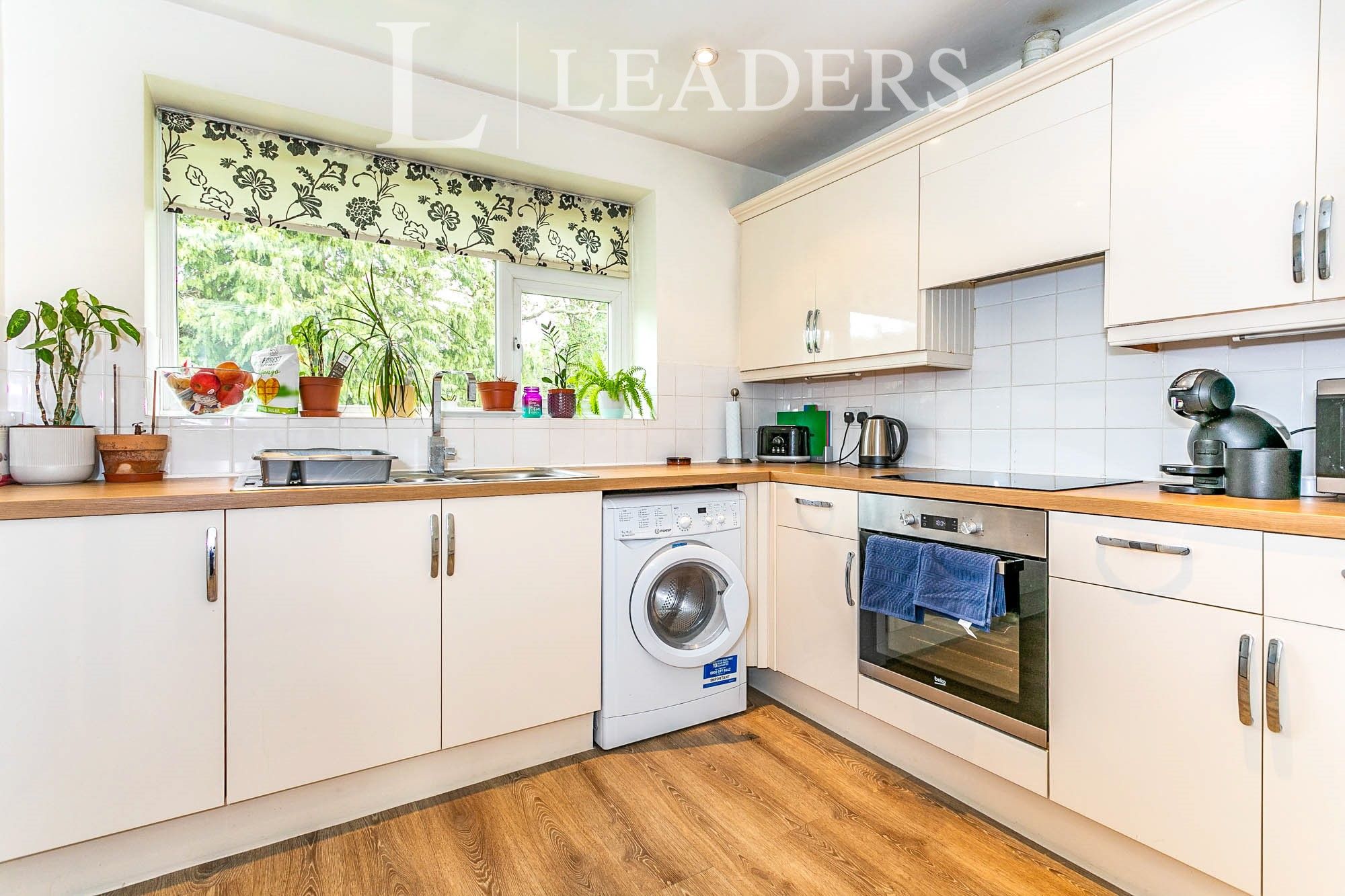 2 bed flat to rent in Oakfield Drive, Reigate RH2 Zoopla