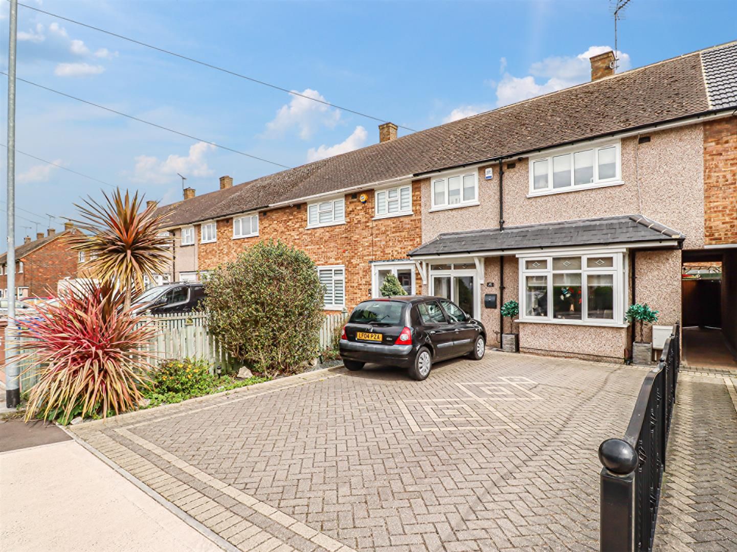 3 bed terraced house for sale in Severn Road, Aveley, South Ockendon