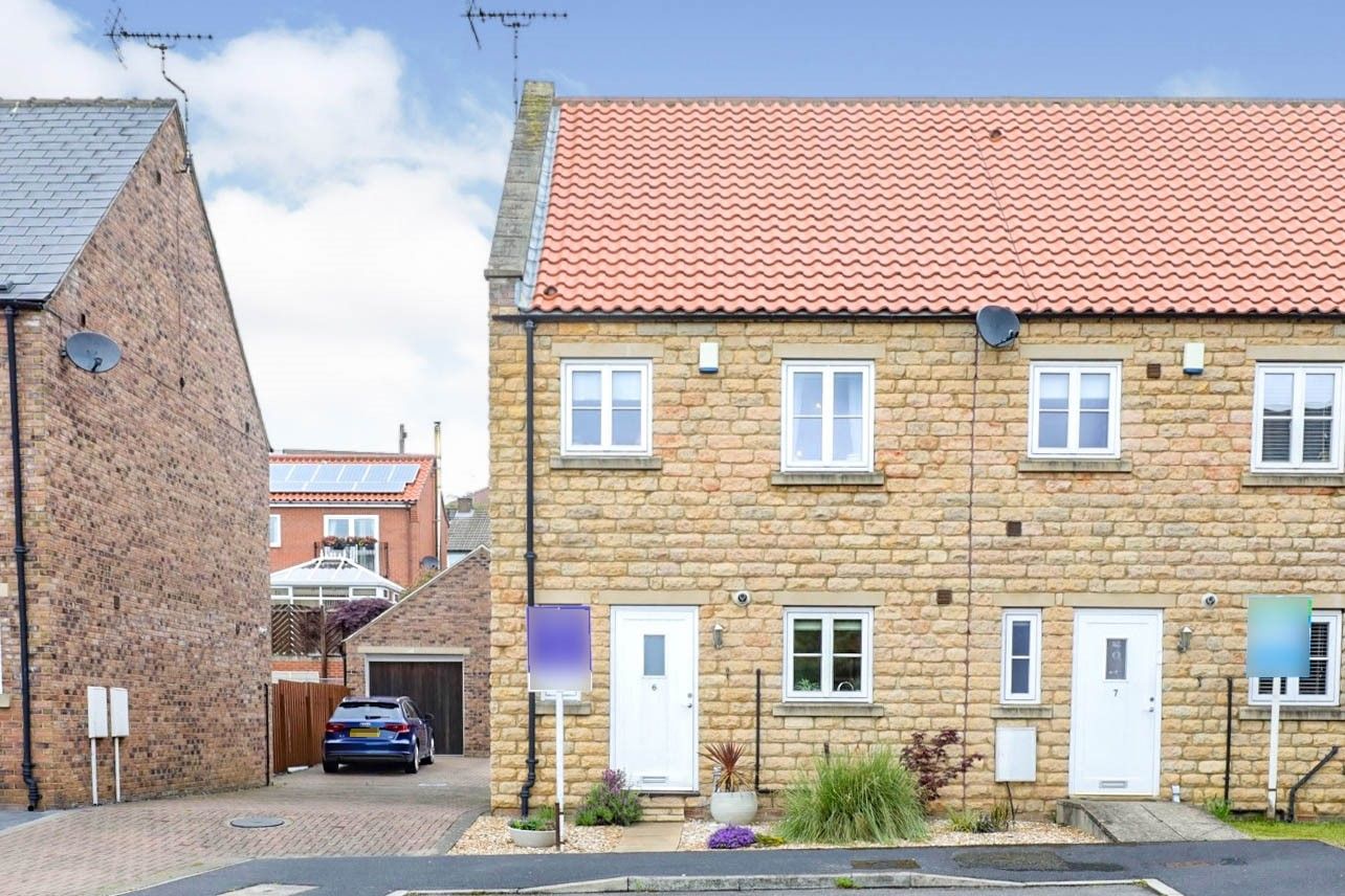 4 bed town house for sale in Old Green Close, Whitwell, Worksop S80