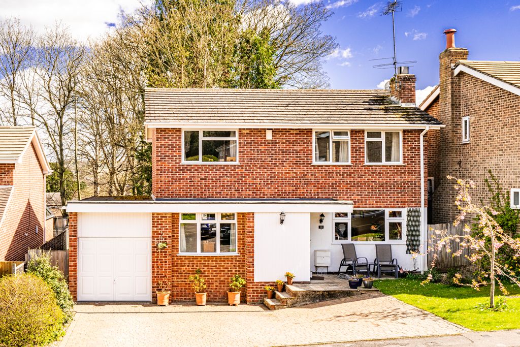 4 bed detached house for sale in 10 Bull Meadow, Streatley On Thames