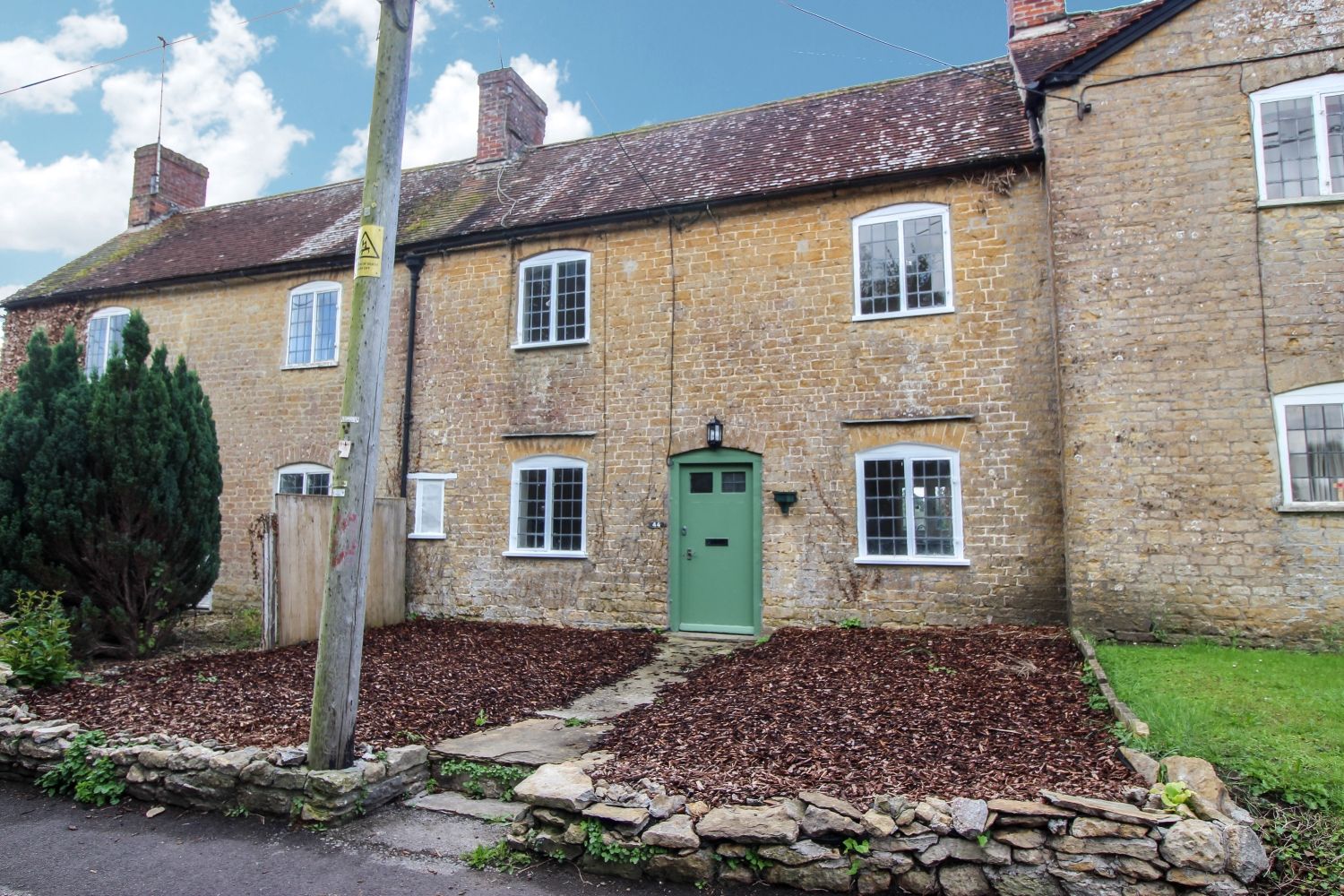2 bed terraced house to rent in East Street, Milborne Port, Sherborne