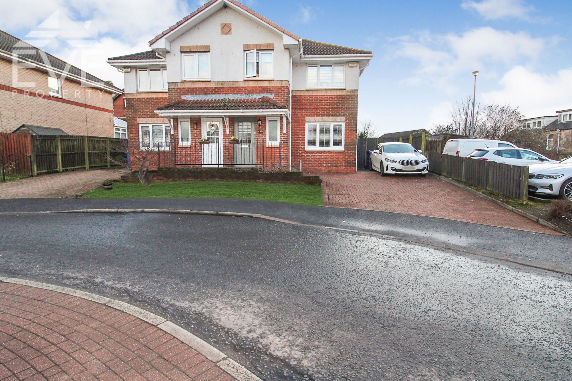 3 bed semidetached house for sale in Oakburn Gardens, Jamestown