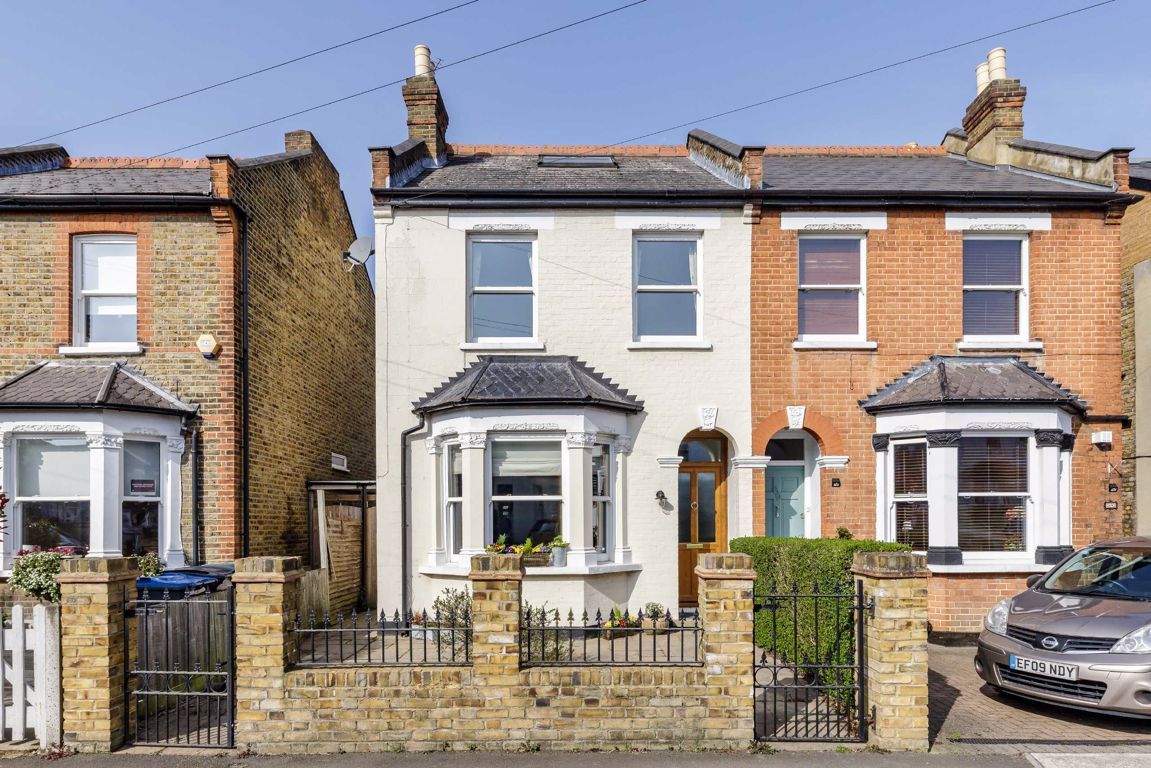 4 bed semidetached house for sale in Ellerton Road, Tolworth, Surbiton