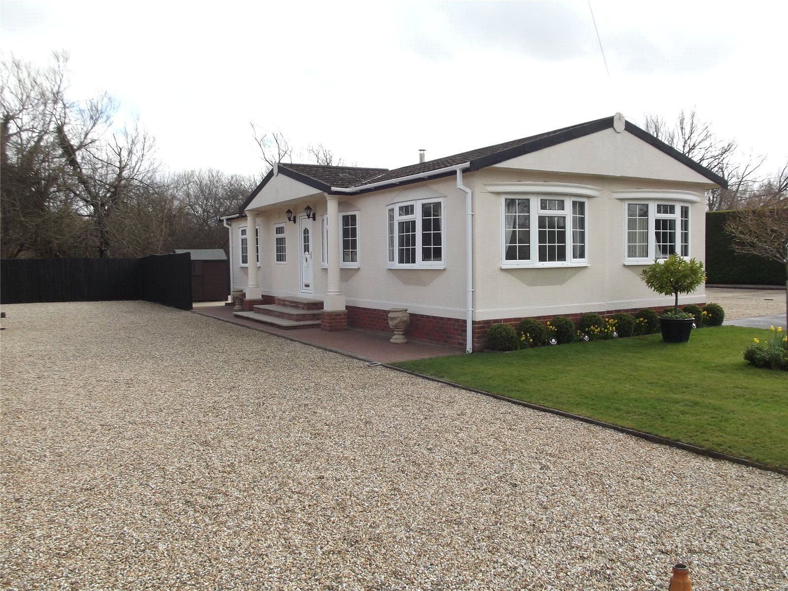 2 bed detached house to rent in Bath Road, Woolhampton, Reading