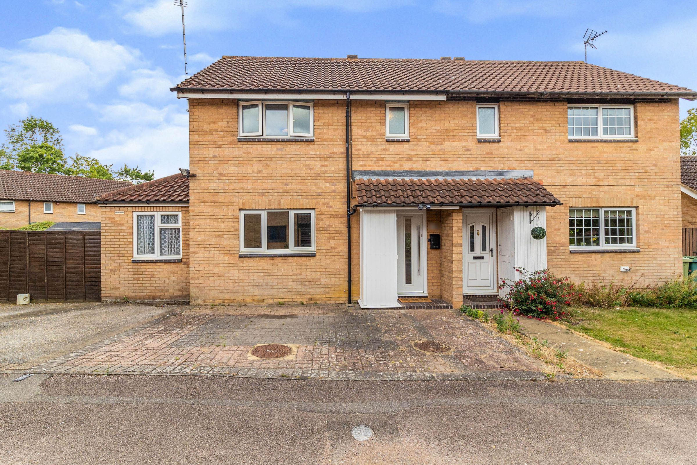 3 bed semidetached house for sale in Cropwell Milton Keynes