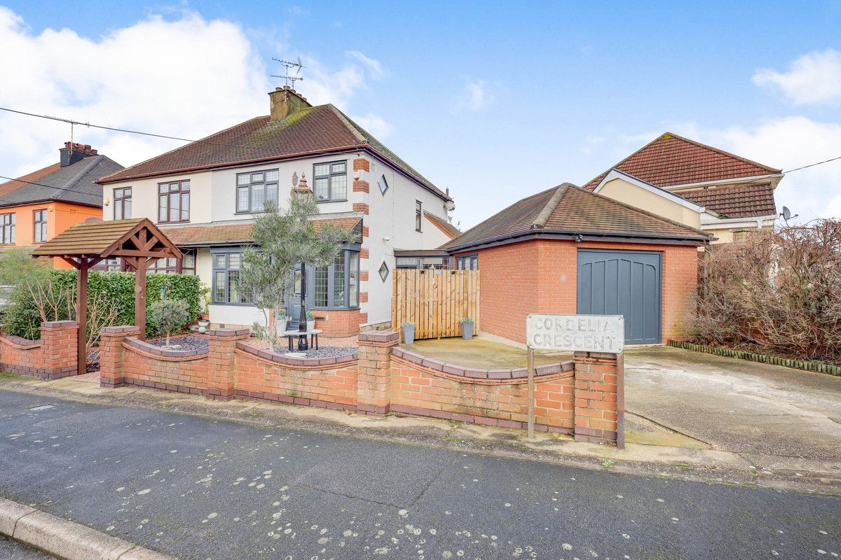 3 bed semidetached house for sale in Cordelia Crescent, Rayleigh SS6