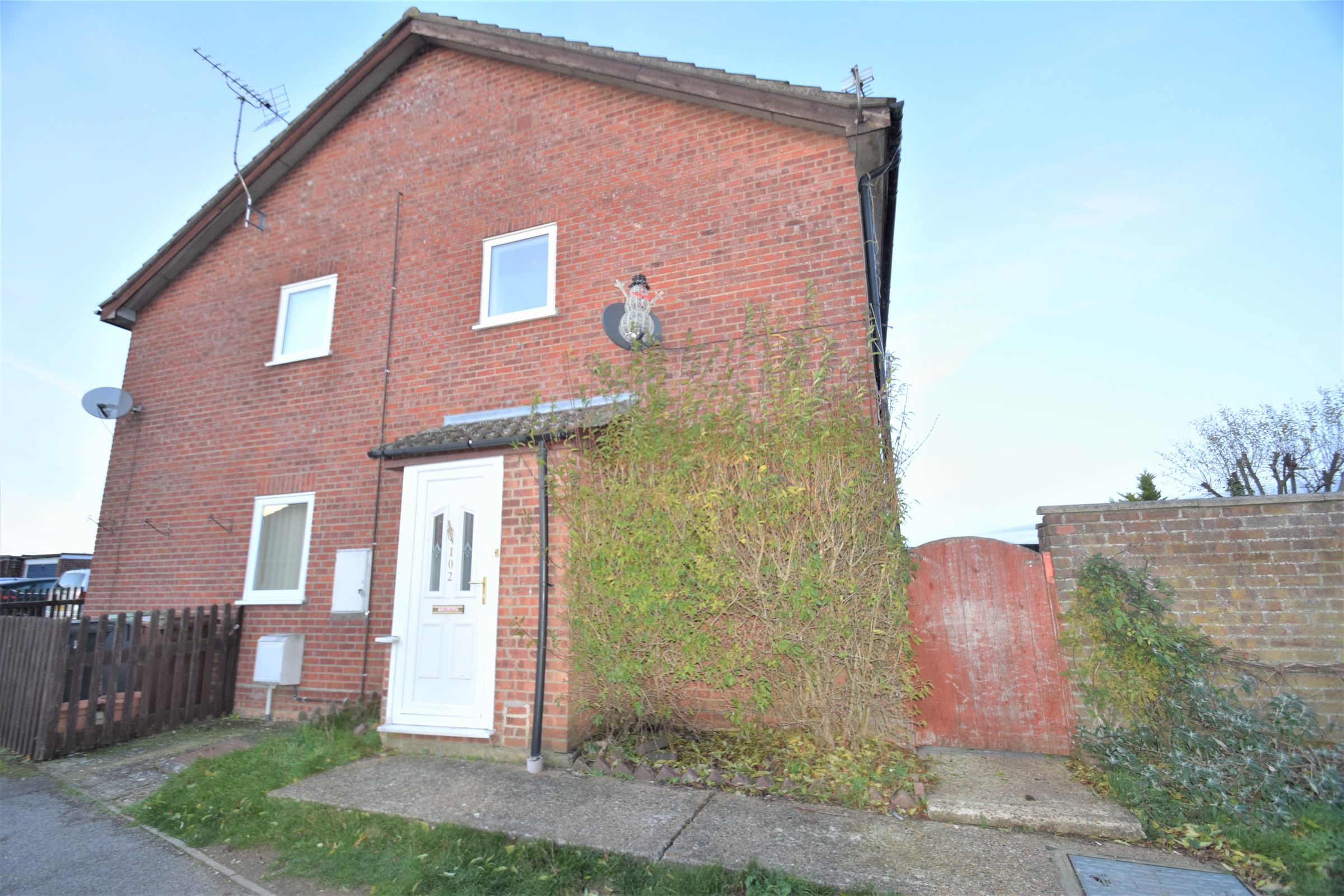 2 bed end terrace house to rent in Eastern Way, Elmswell, Bury St