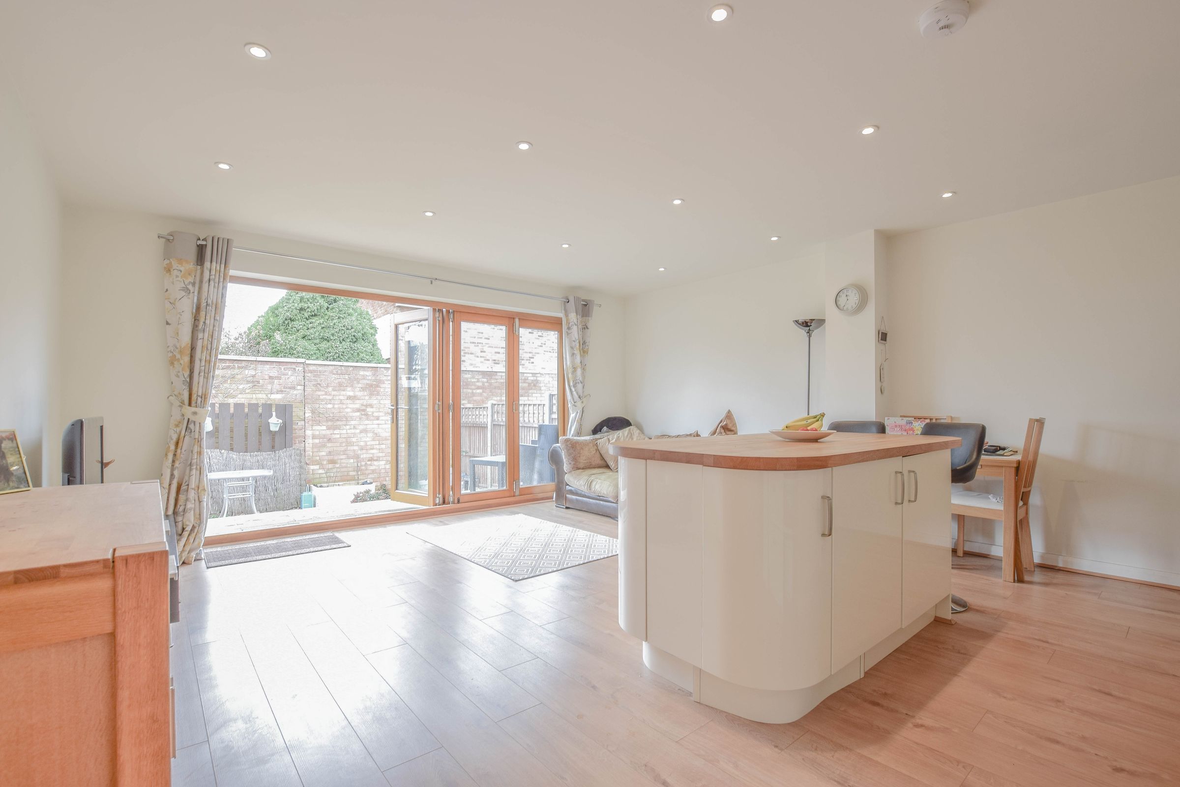 3 bed semidetached house to rent in Barclay Close, Hertford Heath