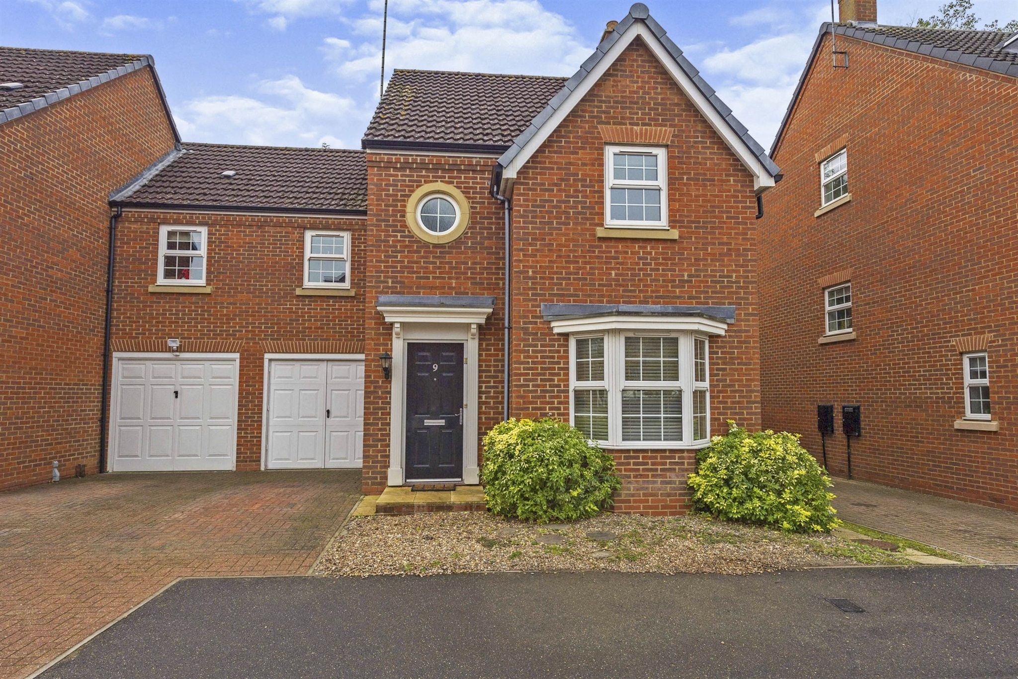 4 bed linkdetached house for sale in Dowley Wood, Welwyn Garden City