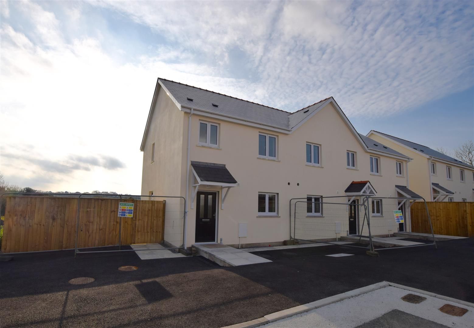 3 bed end terrace house to rent in Leven Close, Hook, Haverfordwest