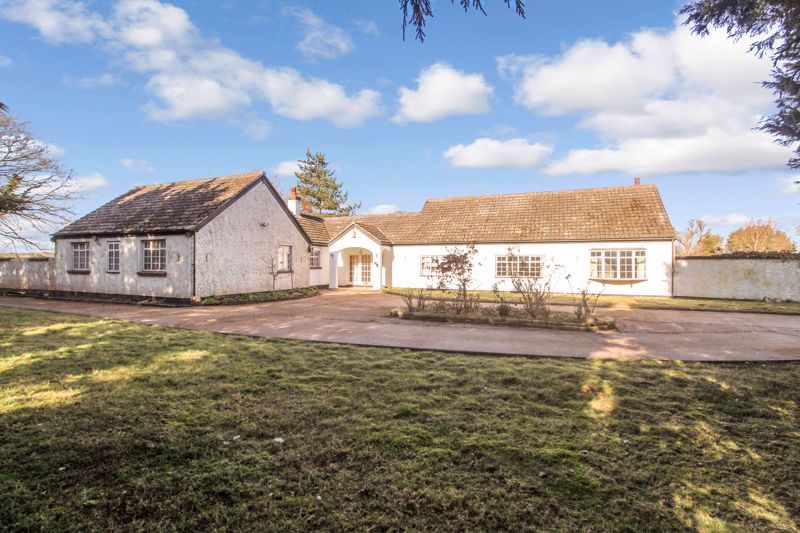 5 bed detached bungalow for sale in Beccles Road, Fritton, Great
