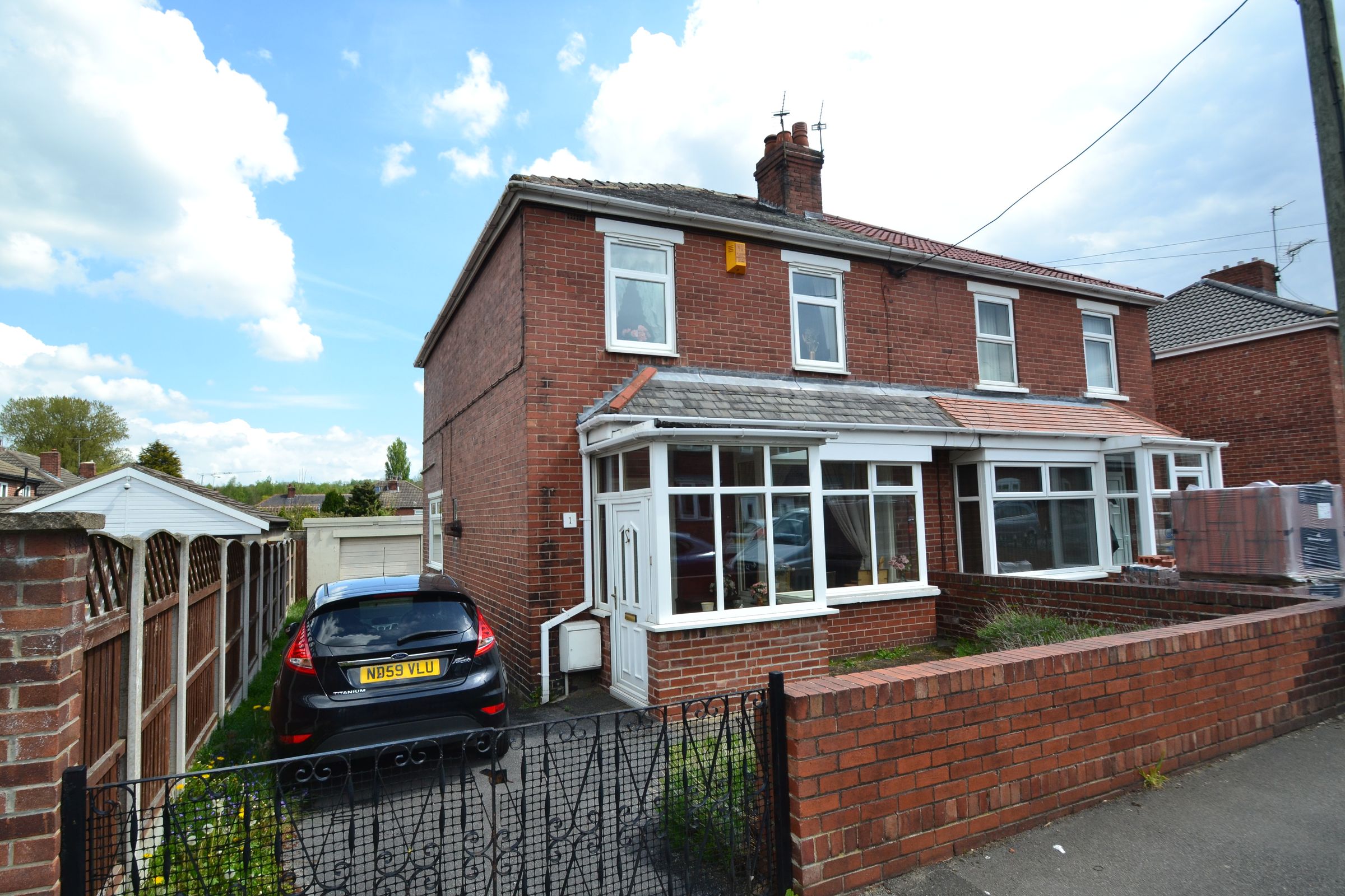 3 bed semidetached house for sale in Minsthorpe Vale, South Elmsall