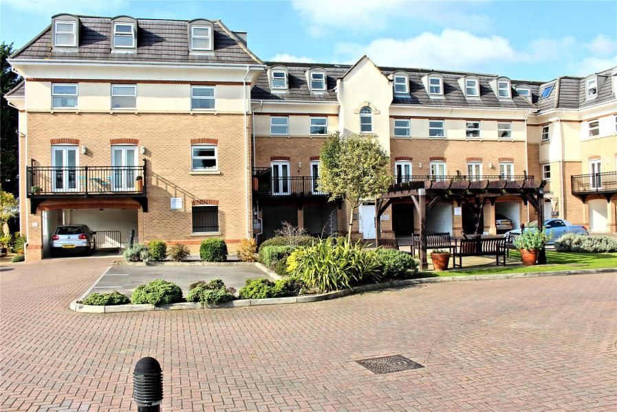 2 bed flat to rent in Hipley Street, Old Woking, Woking GU22 Zoopla