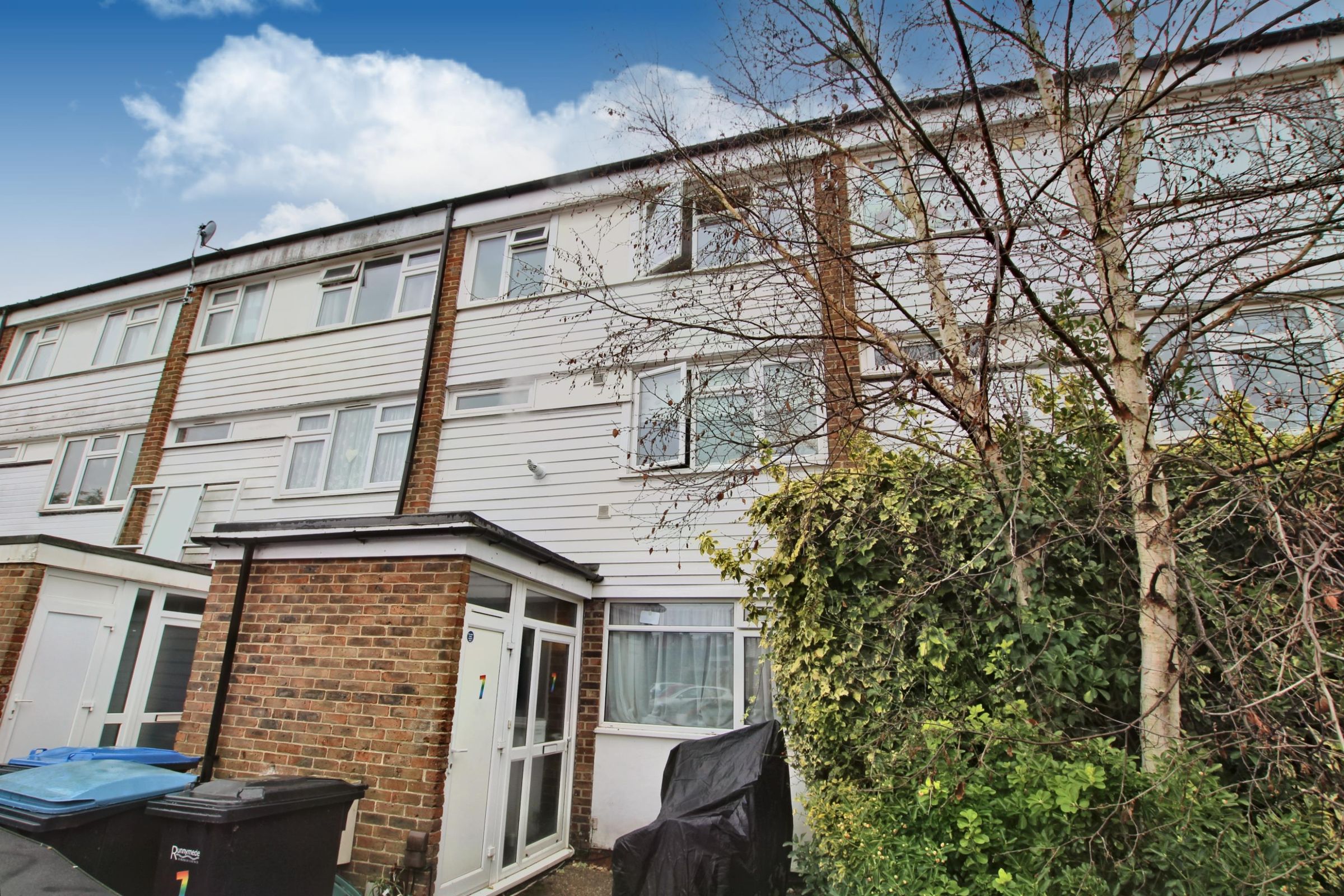 Terraced house to rent in Essex Close, Addlestone KT15 Zoopla