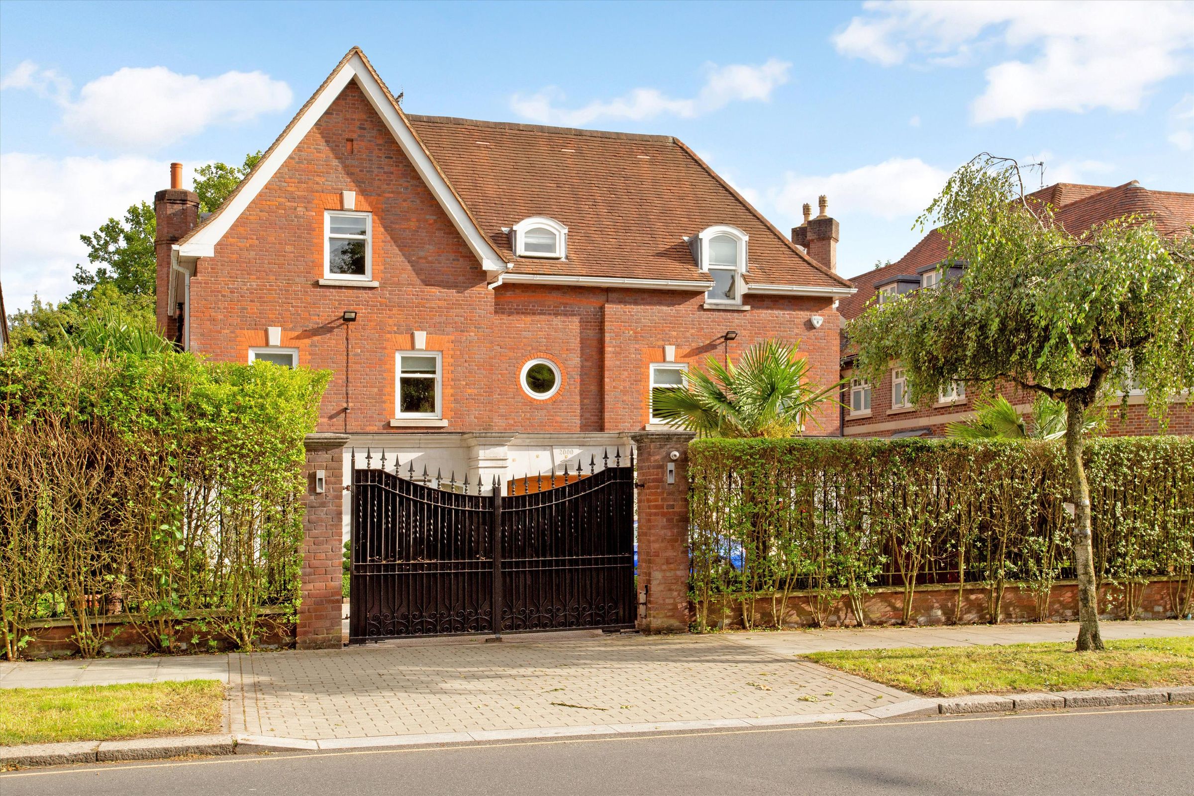 6 bed detached house to rent in The Avenue, Hampstead Garden