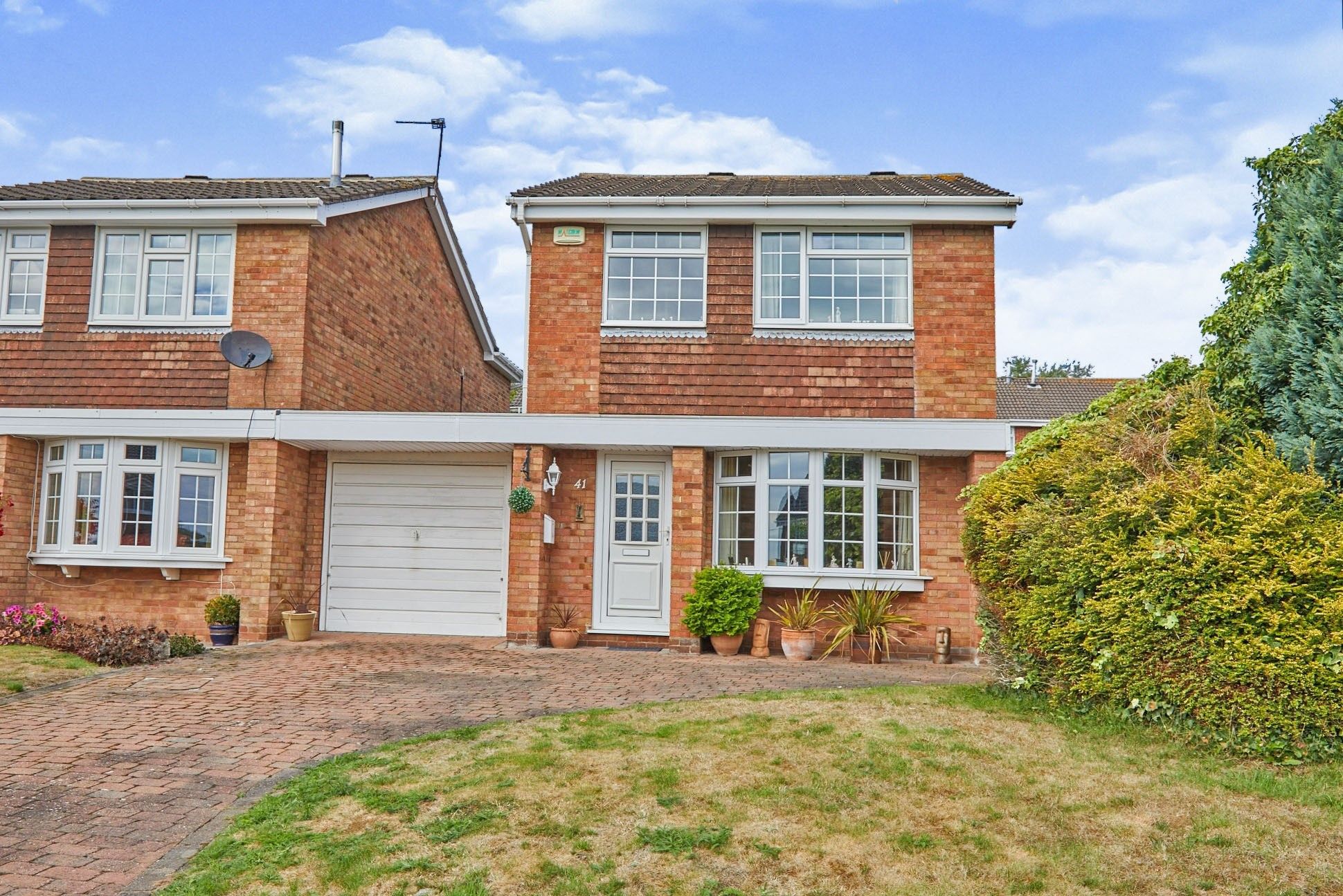 3 bed linkdetached house for sale in Tennyson Avenue, Midway