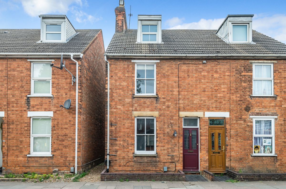 3 bed semidetached house for sale in Newnham Avenue, Bedford MK41 Zoopla