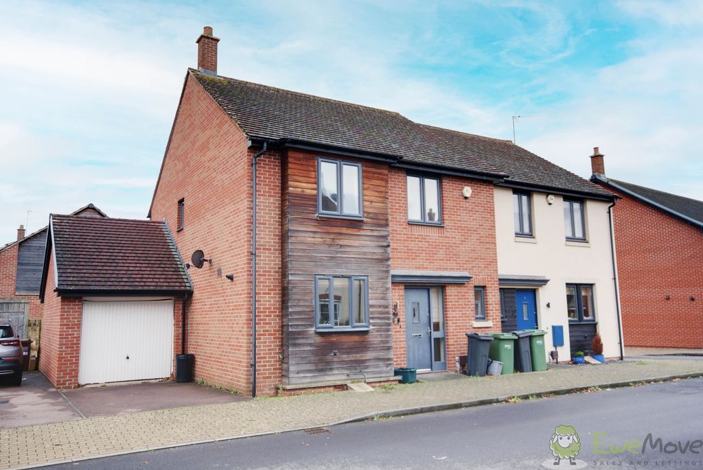 4 bed semidetached house to rent in Gauntlet Road, Brockworth