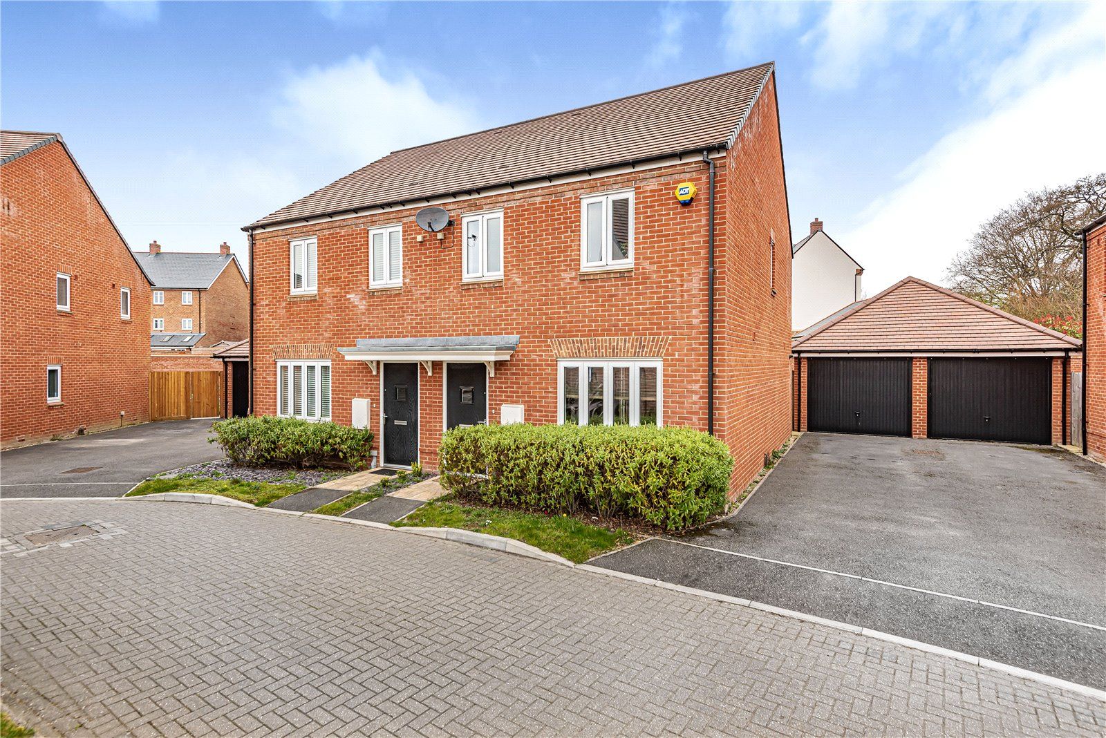 3 bed semidetached house for sale in Baker Crescent, Wokingham