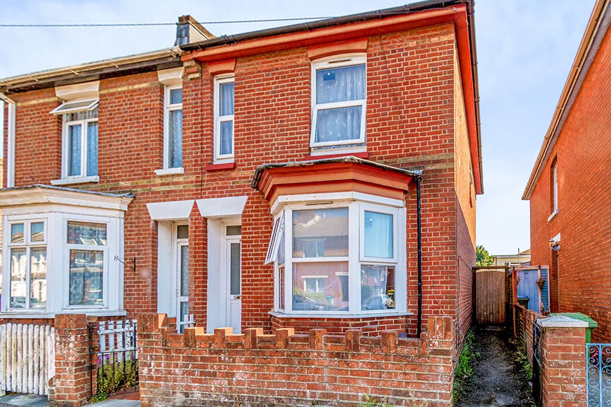 2 bed semidetached house for sale in Grove Road, Southampton