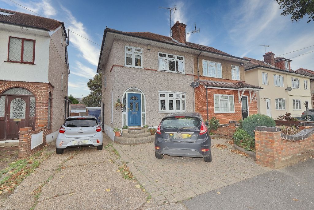 3 bed semidetached house for sale in Carter Drive, Collier Row