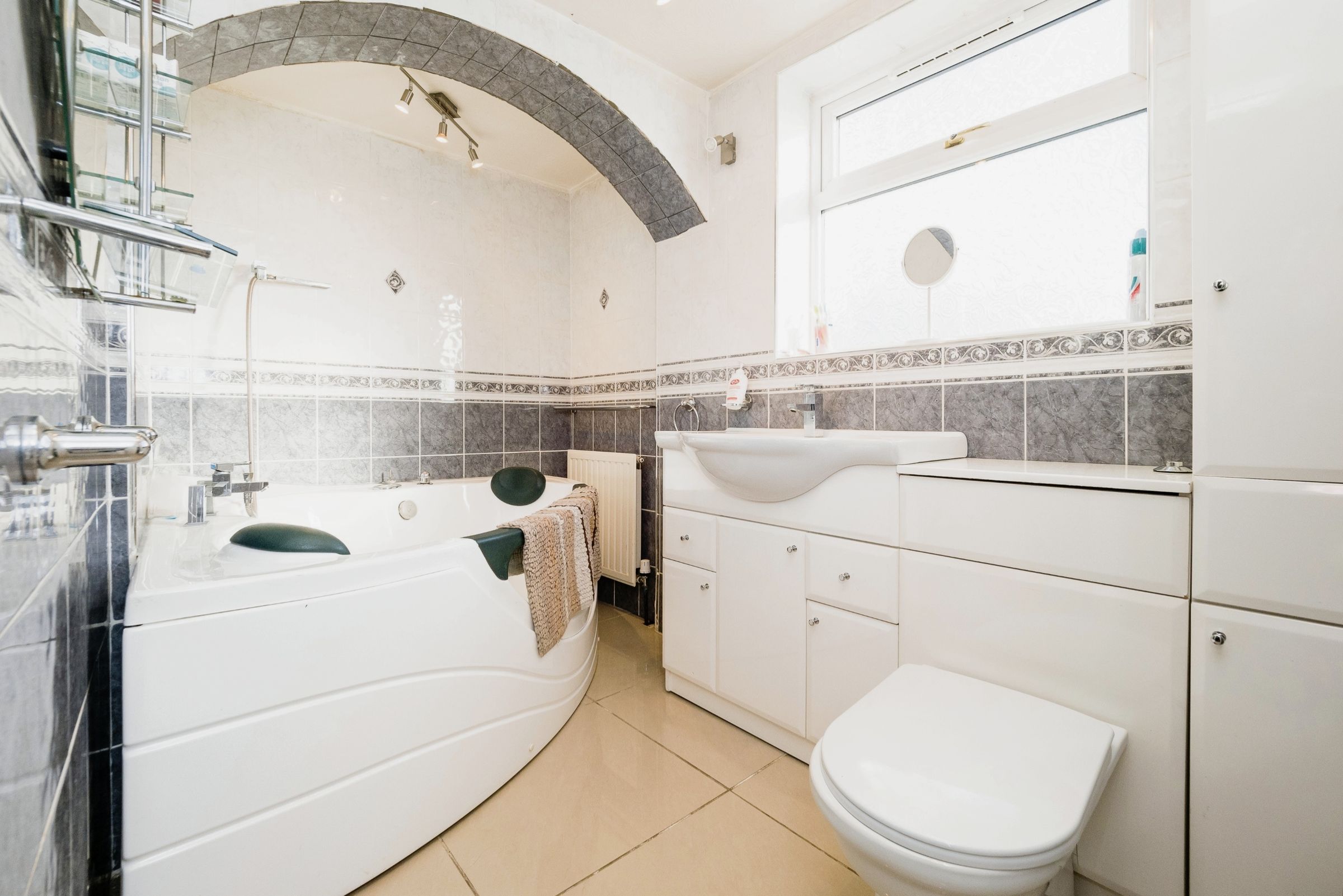 5 bed semidetached house for sale in Upper Rainham Road, Hornchurch