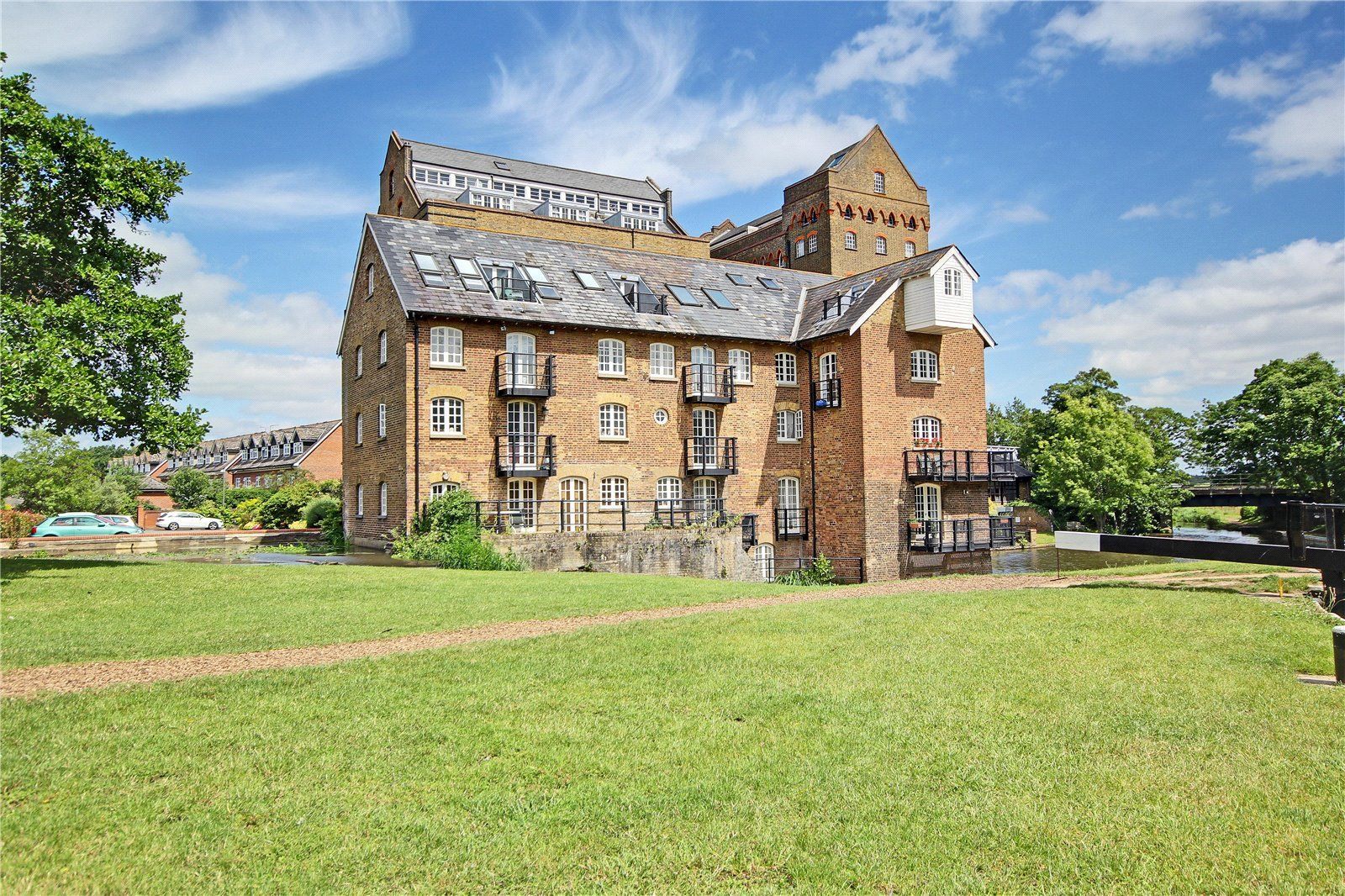2 bed flat to rent in John Bunn Mill, Bourneside Road, Addlestone