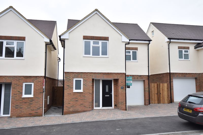 4 bed detached house for sale in Taunton Avenue, Luton LU2 Zoopla