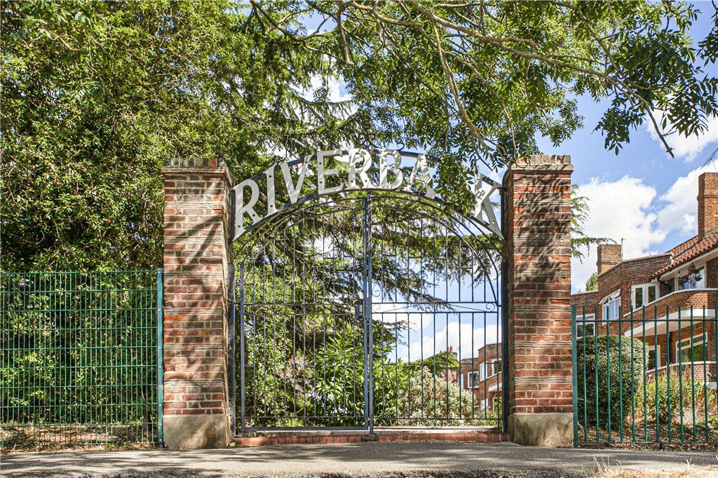 2 bed flat for sale in Laleham Road, StainesUponThames, Surrey TW18