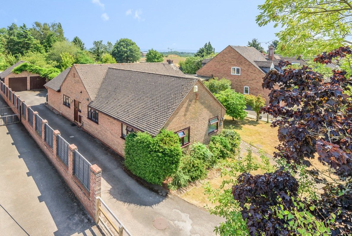 4 bed bungalow for sale in Field Barn Lane, Cropthorne, Worcestershire