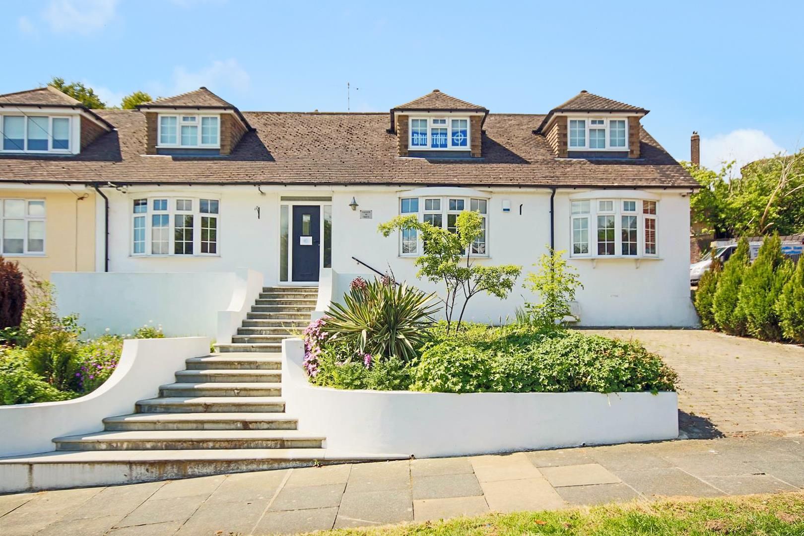 5 bed semidetached bungalow to rent in Valley Drive, Brighton, East