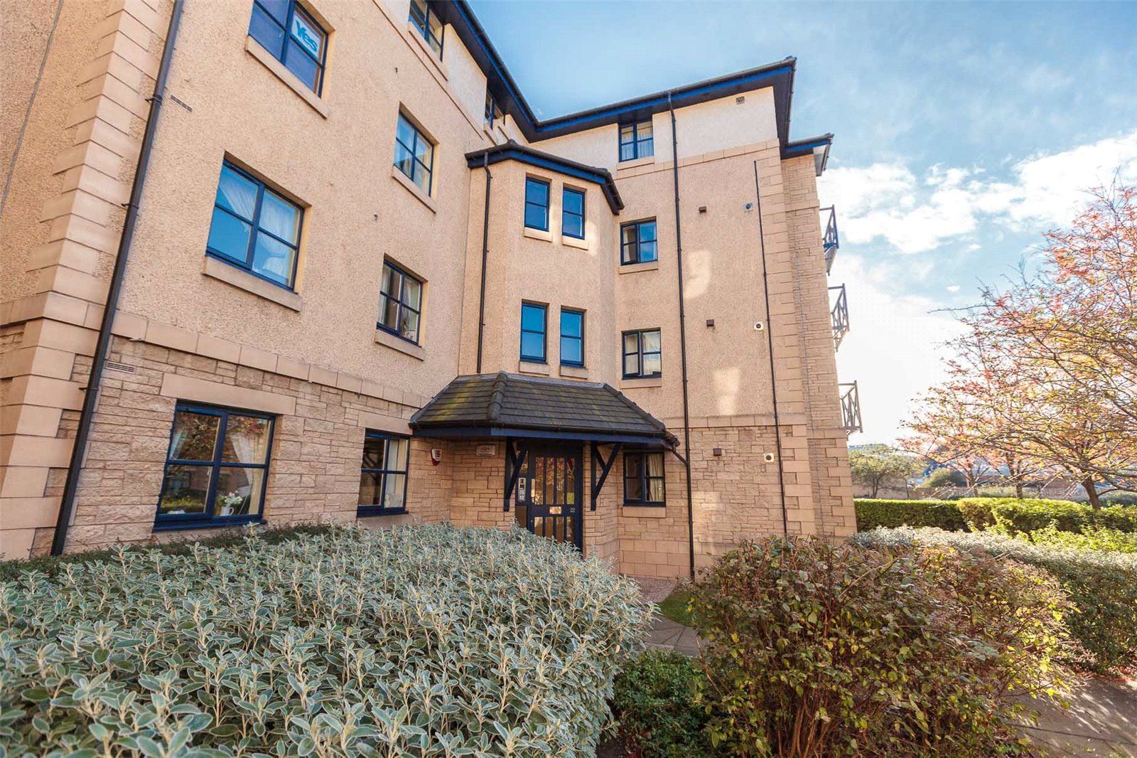 3 bed flat to rent in Russell Gardens, Roseburn, Edinburgh EH12 Zoopla
