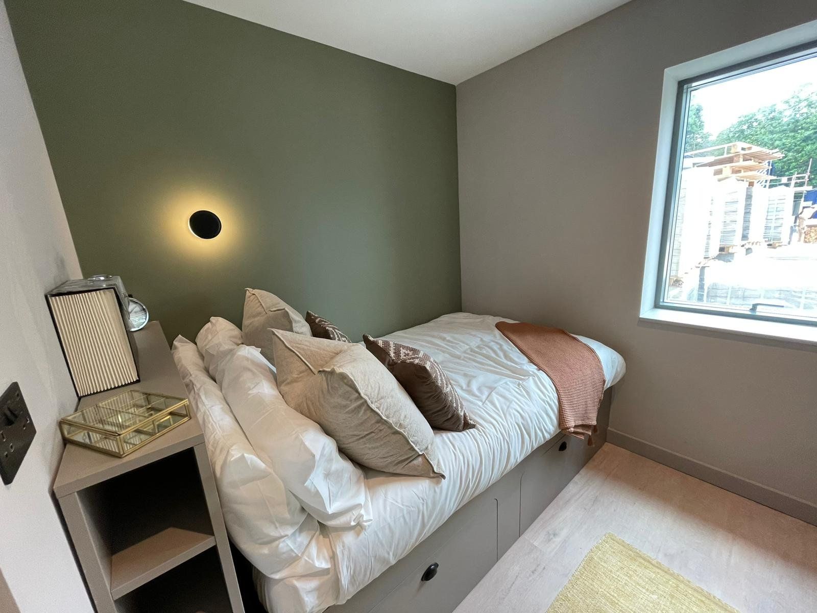 1 bed flat to rent in Harvest Road, Englefield Green, Egham, Surrey