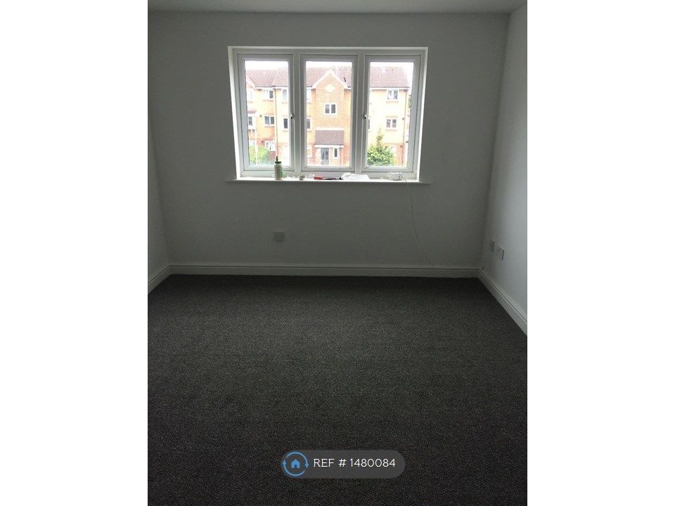 2 bed flat to rent in Express Drive, Goodmayes IG3 Zoopla