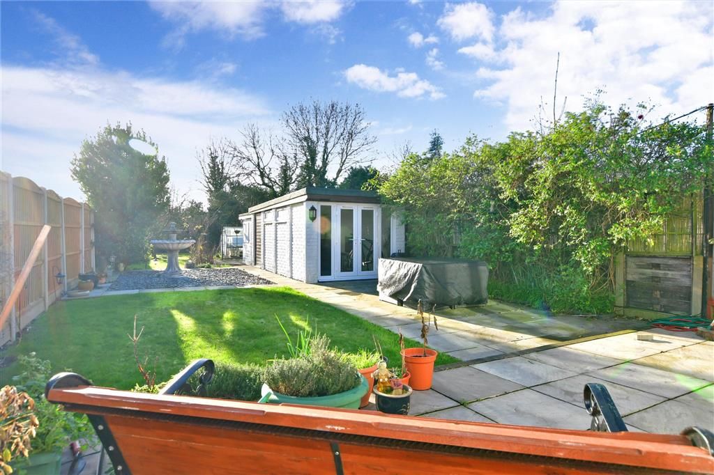 4 bed semidetached house for sale in Prospect Road, Hornchurch, Essex