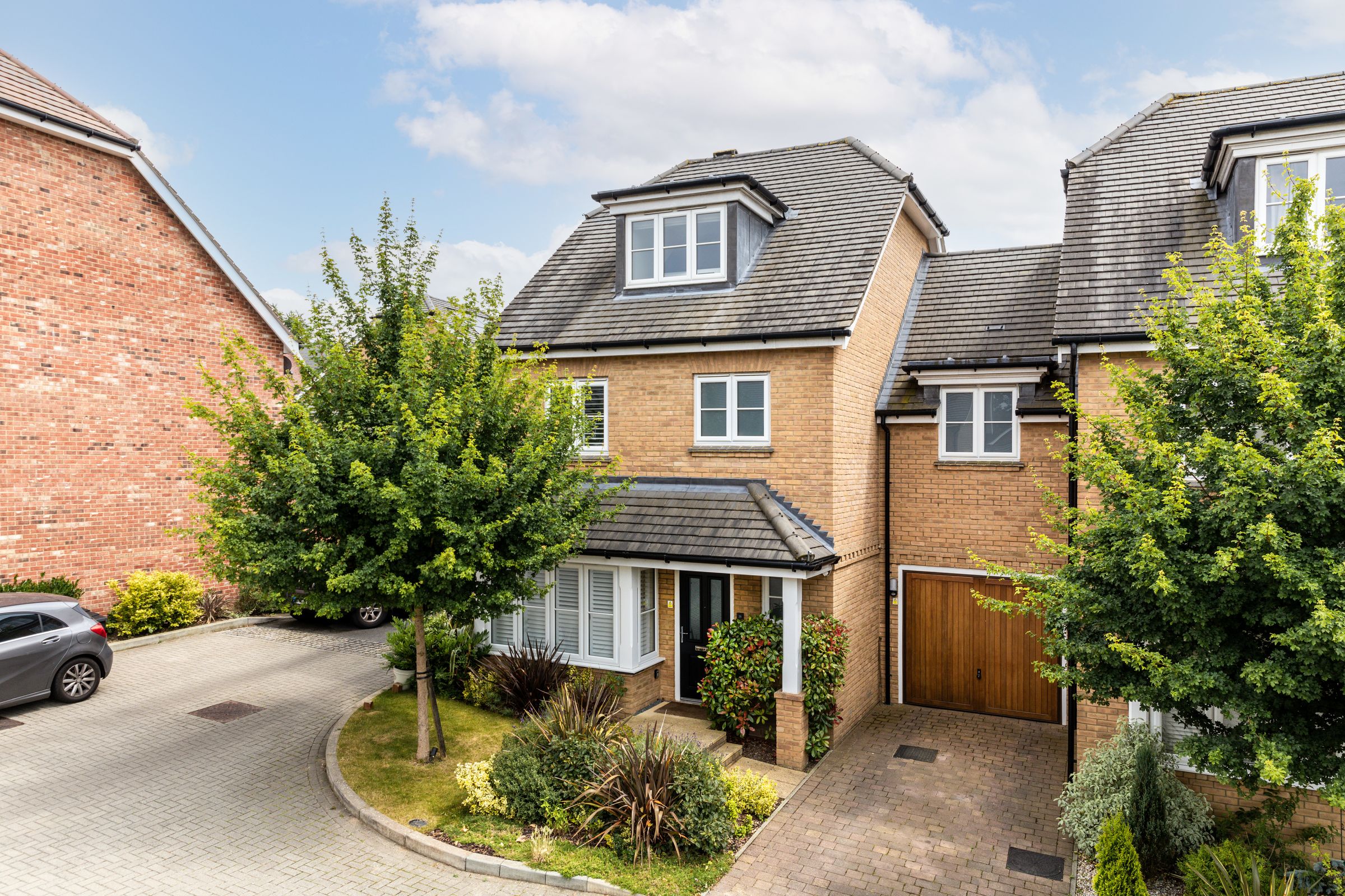 4 bed linkdetached house for sale in Oakgrove, Caterham CR3 Zoopla