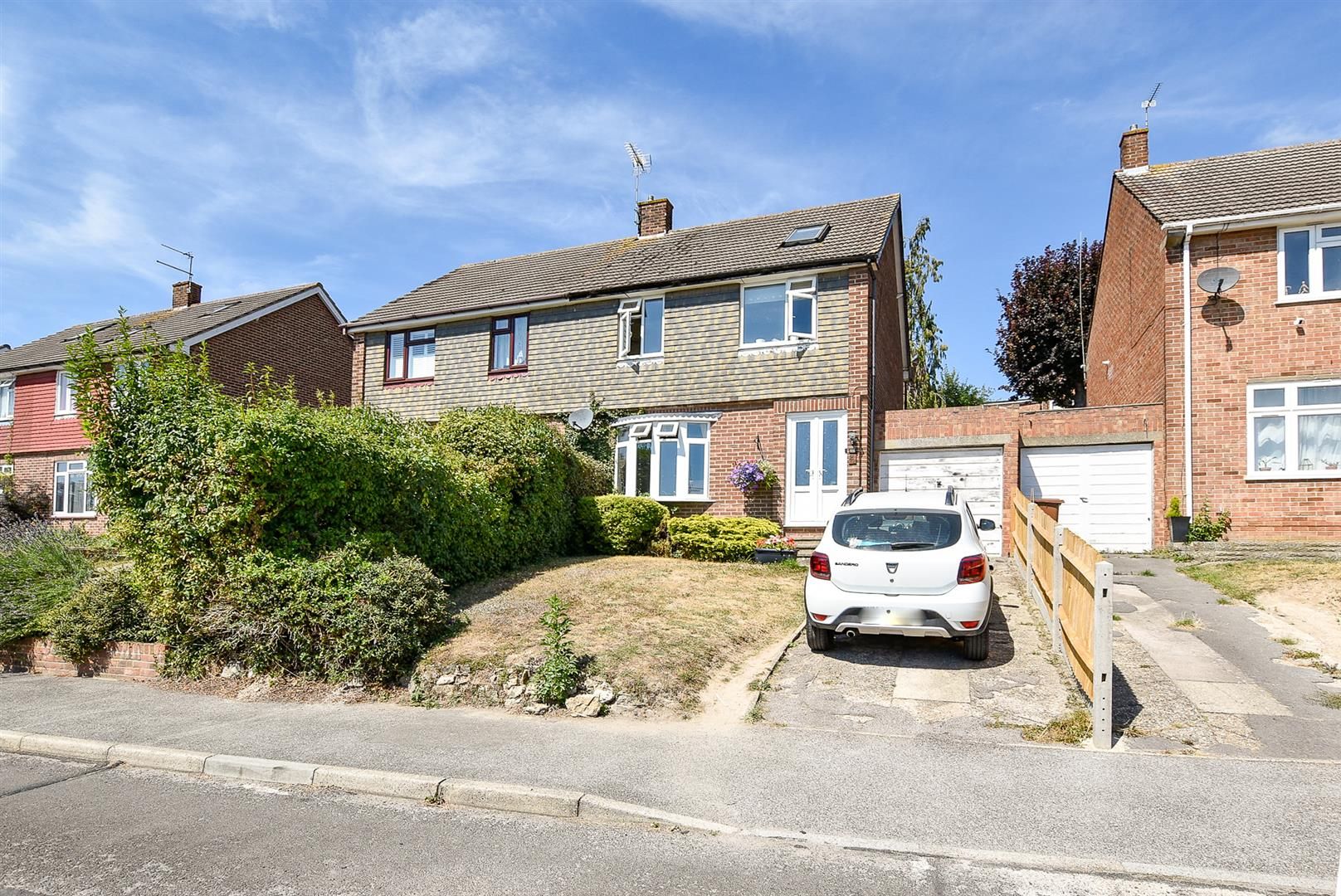 4 bed semidetached house for sale in Charles Drive, Cuxton, Rochester